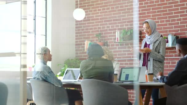 Mujer Musulmana Líder Reunión Trabajo Equipo Global Marketing Digital Portátil — Vídeo de stock