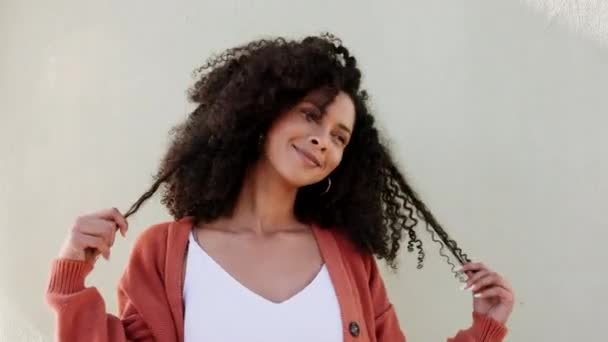 Afro Pelo Mujer Negra Juguetona Con Sonrisa Sobre Fondo Gris — Vídeo de stock