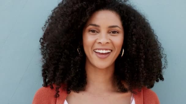 Feliz Relájate Sonríe Mujer Negra Riendo Aire Libre Alegre Emocionada — Vídeo de stock