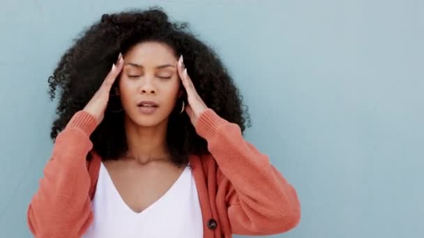 Πονοκέφαλος Άγχος Και Ψυχική Υγεία Μια Γυναίκα Γκρι Φόντο Mockup — Αρχείο Βίντεο
