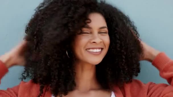 Mulher Natural Encaracolada Negra Brincando Com Volume Depois Usar Produto — Vídeo de Stock