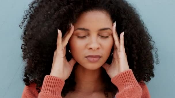 Femeia Deprimată Dureri Cap Anxietate Probleme Sănătate Mintală Fundalul Studioului — Videoclip de stoc