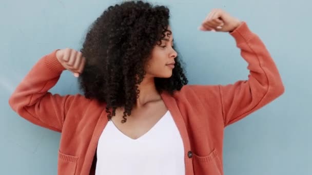 Brazos Fuertes Retrato Mujer Negra Flexionando Para Poder Músculo Orgulloso — Vídeos de Stock