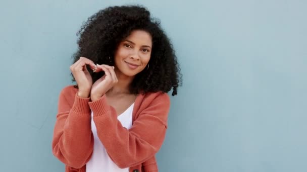 Посмішка Любовний Знак Щаслива Чорна Жінка Стоїть Ізольовано Синьому Студійному — стокове відео