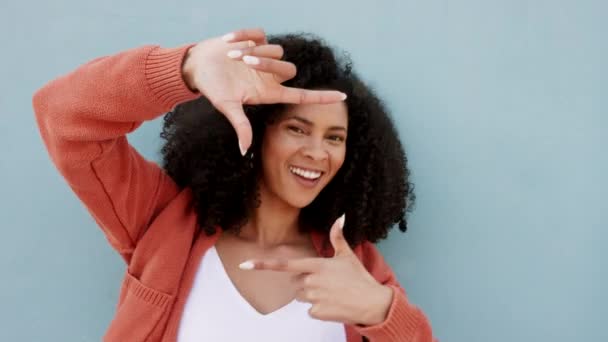 Gambar Tangan Bingkai Atau Jari Dengan Pose Wanita Tersenyum Dan — Stok Video
