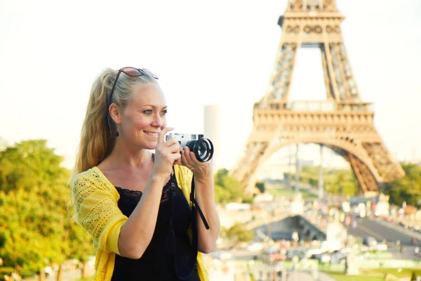 Nemůžu Minout Tenhle Výstřel Atraktivní Mladá Žena Drží Fotoaparát Zatímco — Stock fotografie