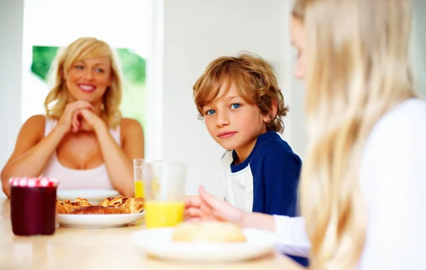 Jeune Garçon Avec Famille Prenant Petit Déjeuner Ensemble Portrait Jeune — Photo