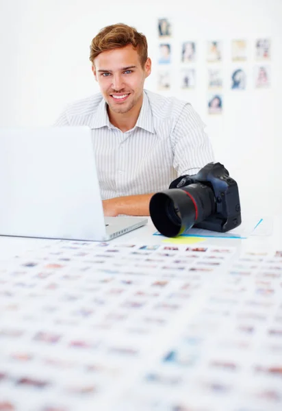 Akıllı Fotoğrafçı Dizüstü Bilgisayar Kullanıyor Dizüstü Bilgisayar Kullanan Gülümseyen Akıllı — Stok fotoğraf