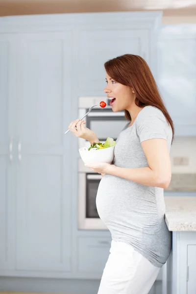 Bebeğin Hak Ettiği Bakım Hamile Bir Kadın Mutfakta Sağlıklı Bir — Stok fotoğraf