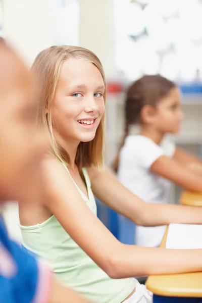 Sınıfıma Güvenim Tam Sınıfta Masasında Otururken Kameraya Bakan Genç Sarışın — Stok fotoğraf