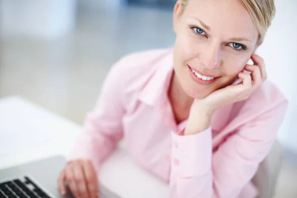 Çalışmaya Hazır Masasında Dizüstü Bilgisayarla Oturan Sarışın Çekici Bir Kadın — Stok fotoğraf