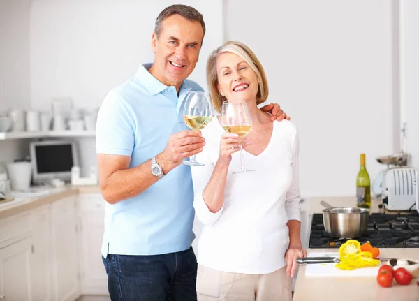 Pasangan Senior Yang Ceria Memanggang Gelas Anggur Dapur Potret Pasangan — Stok Foto