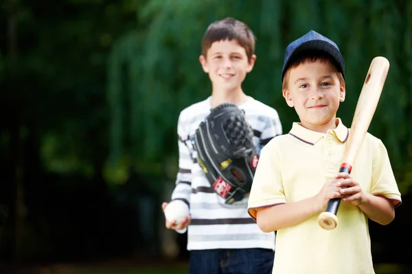我会打一个本垒打 在公园里打了一场激烈的棒球赛之后 两个小男孩笑得很开心 科皮空间 — 图库照片