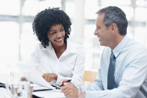 Incontro Una Amichevole Discussione Affari Bel Dirigente Una Giovane Donna — Foto Stock