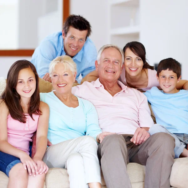 Hrdá Milující Rodina Užívající Společný Čas Tři Generace Rodin Objímajících — Stock fotografie