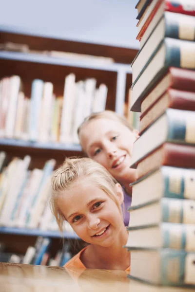 Прочитал Двое Школьников Подглядывают Библиотеке Стопкой Книг — стоковое фото