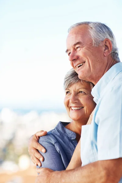Ältere Paare Genießen Die Zeit Freien Glückliches Romantisches Paar Umarmt — Stockfoto