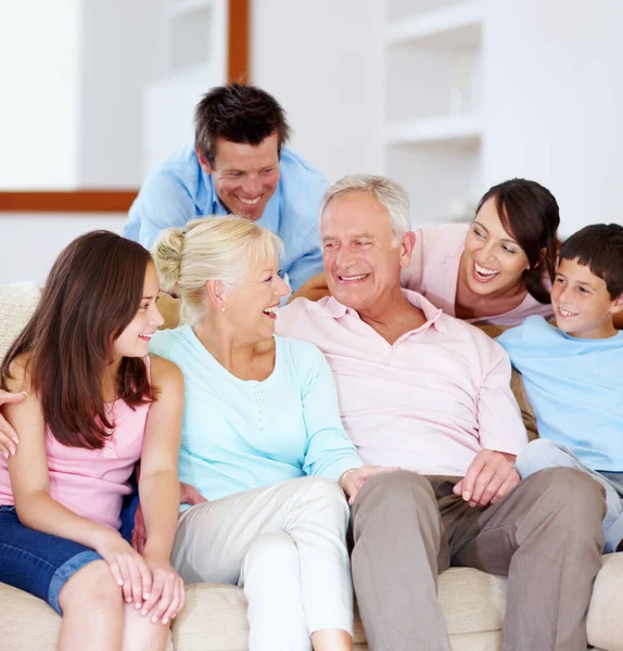 Risos Amor Carinho Uma Família Amorosa Rindo Sofá Lounge Juntos — Fotografia de Stock