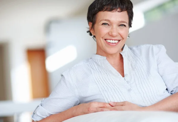 Mujer Madura Sonriente Sofá Retrato Una Hermosa Mujer Madura Sonriendo — Foto de Stock