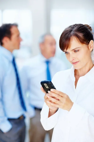 Vedoucí Žena Kontroluje Mobil Vedoucí Žena Při Pohledu Mobilní Telefon — Stock fotografie