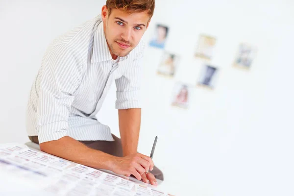 Fotógrafo Bonito Sentado Mesa Retrato Belo Fotógrafo Sentado Mesa Com — Fotografia de Stock