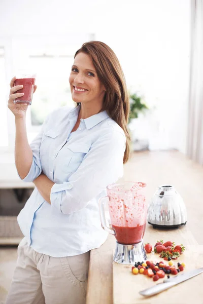 Legjobb Módja Reggeli Kezdésnek Egy Vonzó Barna Élvezi Gyümölcs Smoothie — Stock Fotó