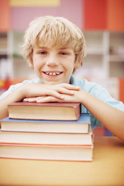 Nourrir Les Jeunes Esprits Jeune Garçon Heureux Assis Son Bureau — Photo