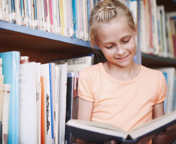 Настоящий Книжный Червь Милая Молодая Девушка Читает Книгу Библиотеке — стоковое фото