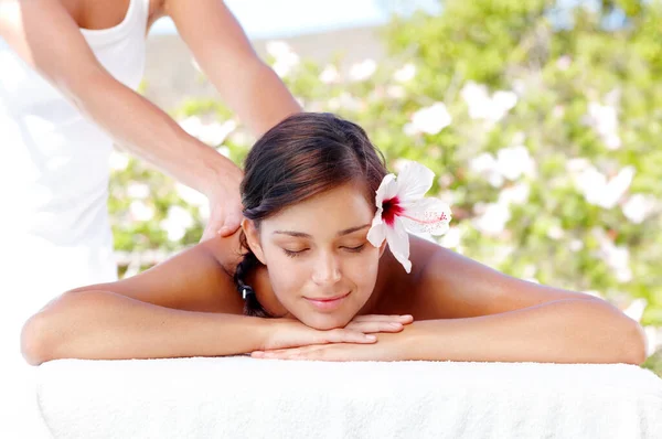Stress Wegnemen Mooie Vrouw Genieten Van Een Verwennerij Massage Dag — Stockfoto