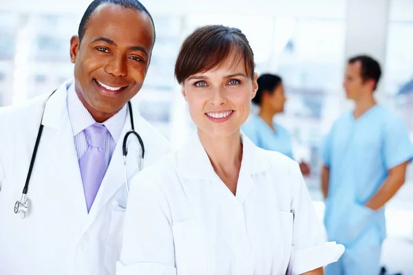 Cómo Podemos Ayudar Primer Plano Los Médicos Felices Con Enfermeras —  Fotos de Stock