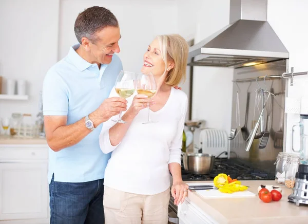 Mencintai Pasangan Dewasa Merayakan Bersama Dengan Anggur Dapur Potret Pasangan — Stok Foto