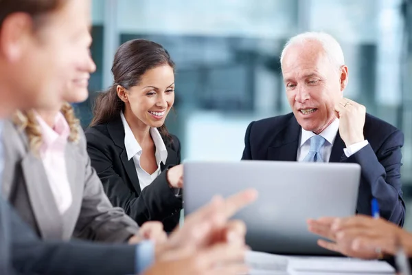 Den Businessplan Detail Erläutern Attraktive Geschäftsfrau Zeigt Ihrem Senior Während — Stockfoto