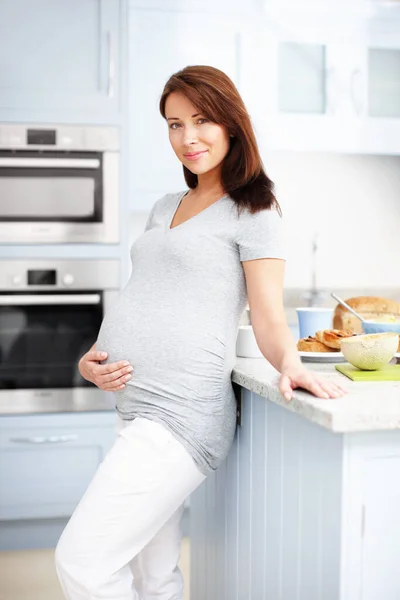 Hazırım Bekliyorum Güzel Hamile Bir Kadının Portresi Mutfakta Karnını Tutuyor — Stok fotoğraf