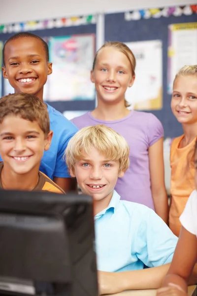 我们在电脑上有很多空闲时间 班里一群坐在电脑前 站在电脑前的小孩的画像 — 图库照片