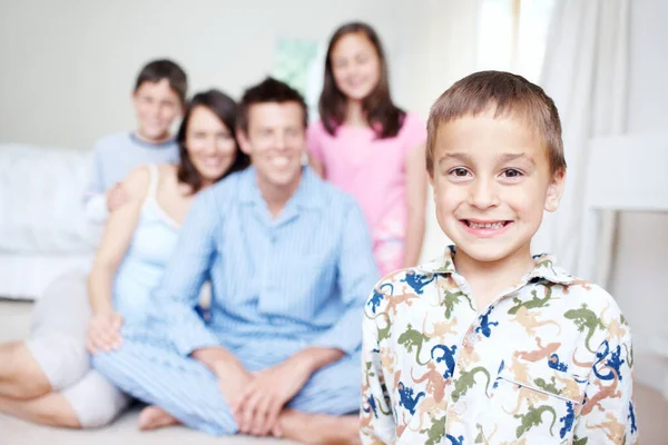 Jag Familjens Barn Porträtt Söt Liten Pojke Ler Glatt Medan — Stockfoto