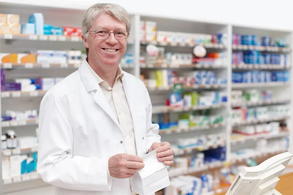 Szolgálatban Lévő Gyógyszerész Gyógyszertárban Receptre Kapható Boldog Gyógyszerész Portréja — Stock Fotó