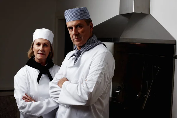 Twee Zelfverzekerde Koks Met Gevouwen Handen Commerciële Keuken Team Van — Stockfoto