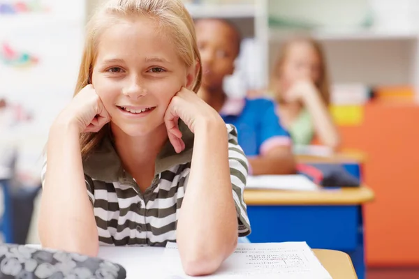 Geleceğinin Kendisi Kadar Parlak Olacağından Emin Olmak Için Sınıfta Masasında — Stok fotoğraf