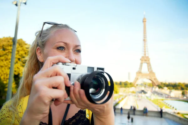Uma Aspirante Fotógrafa Uma Bela Jovem Segurando Uma Câmera Enquanto — Fotografia de Stock