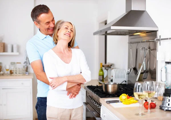 Cheerful Mature Man Embracing Wife Kitchen Portrait Cheerful Mature Man — Stock Photo, Image
