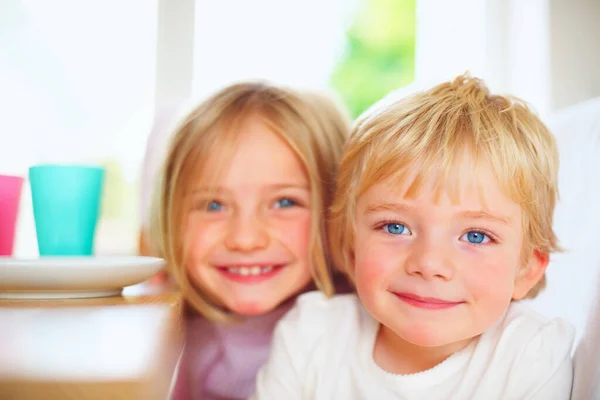 Rapaz Bonito Com Sua Doce Irmã Sorrindo Closeup Retrato Menino — Fotografia de Stock