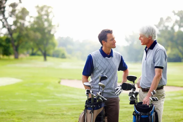 Deux Golfeurs Discussion Père Fils Debout Sur Terrain Golf Discuter — Photo