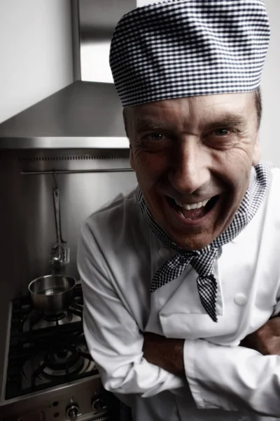 Chef Mature Drôle Debout Devant Cuisinière Gaz Hotte Aspirante Portrait — Photo