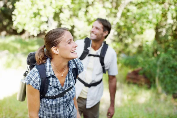 Lugar Perfecto Para Picnic Una Joven Pareja Disfrutando Entorno Mientras — Foto de Stock