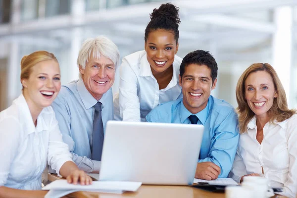 Uśmiechnięci Biznesmeni Używający Laptopa Portret Uśmiechniętych Wielorasowych Biznesmenów Pracujących Laptopie — Zdjęcie stockowe