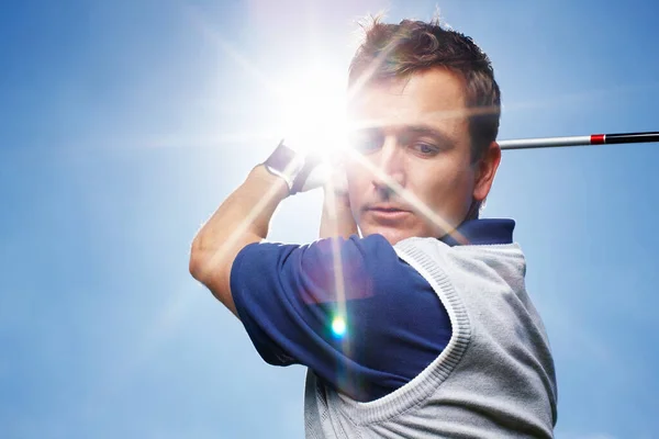 Konzentrierte Sich Auf Seinen Schwung Junger Mann Bei Golfrunde Vor — Stockfoto
