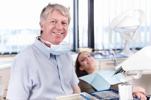 Feliz Dentista Con Paciente Retrato Dentista Maduro Sonriendo Con Paciente — Foto de Stock