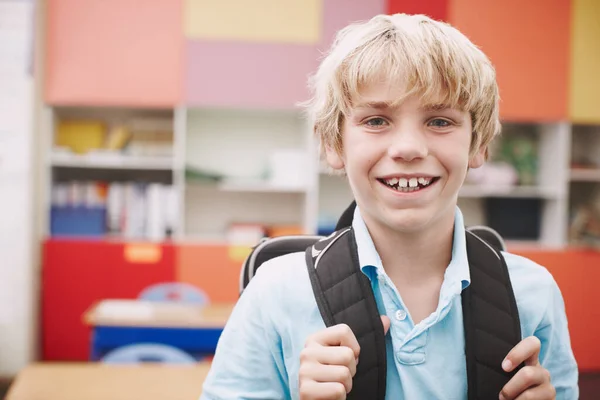 彼は学ぶことに興奮していた バックパックを着て学校の教室に立つ可愛い男の子 — ストック写真