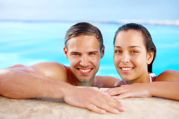 Insieme Piscina Splendida Coppia Sorridente Insieme Piscina — Foto Stock