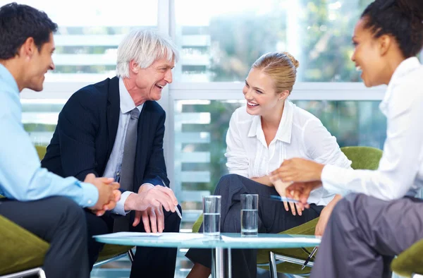 Affärsteamet Lycklig Diskussion Porträtt Multietniskt Affärsteam Som Har Glada Diskussioner — Stockfoto